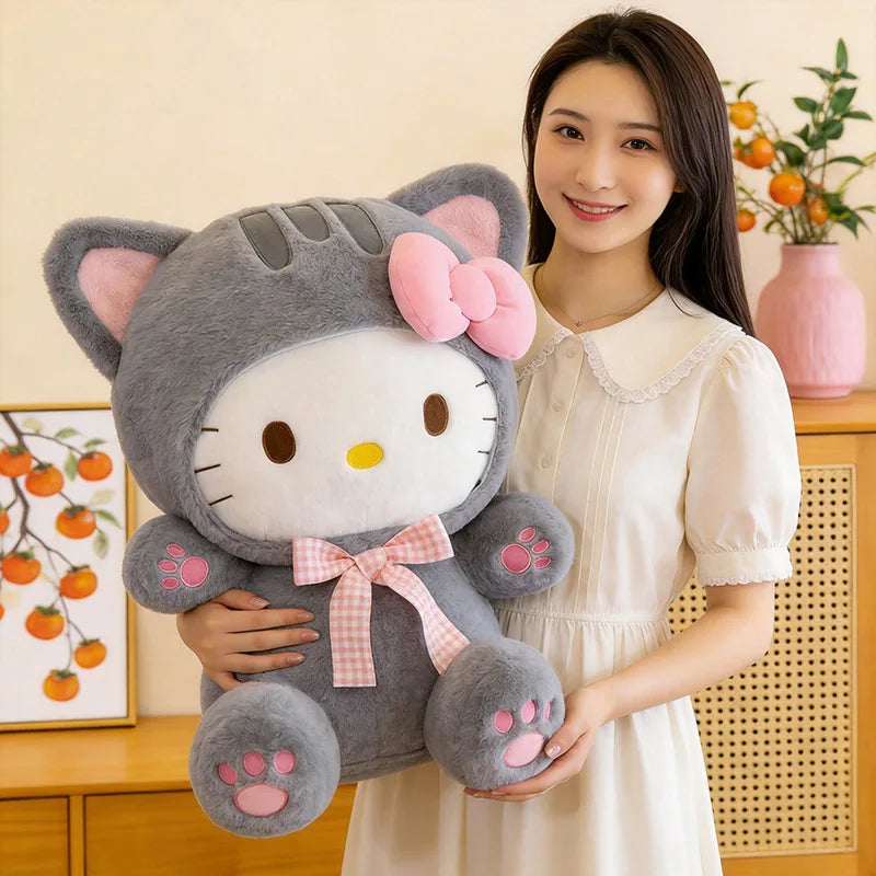 Peluche gatita gris sentada en brazos