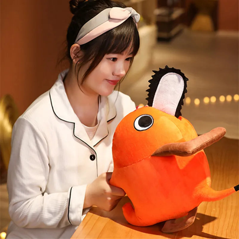 Peluche perrito naranja sobre una mesa
