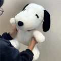 Peluche perrito blanco de 25 cm en brazos